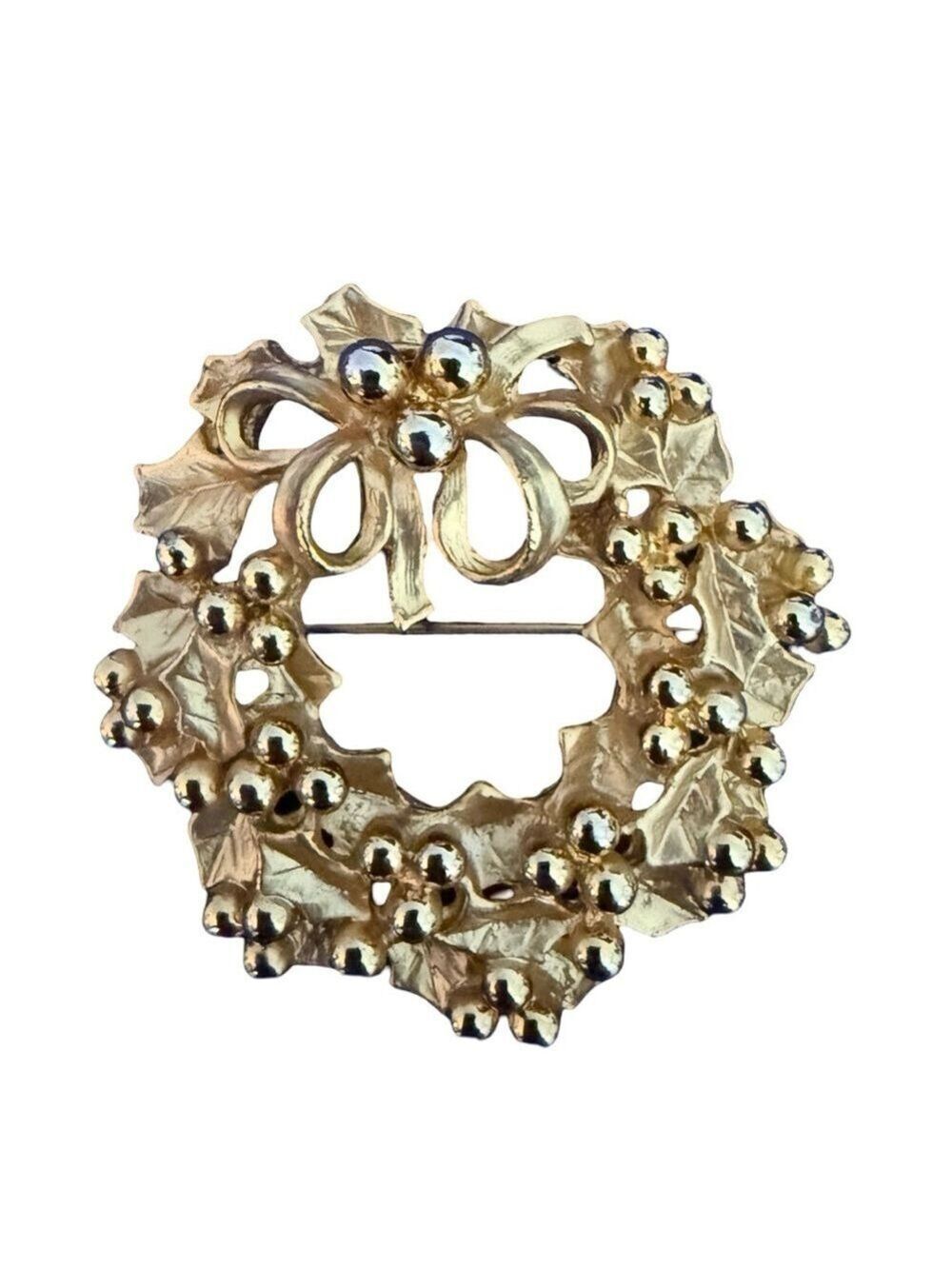 VINTAGE Goldtone Christmas Holly + Berries Wreath Brooch Lapel Pin
